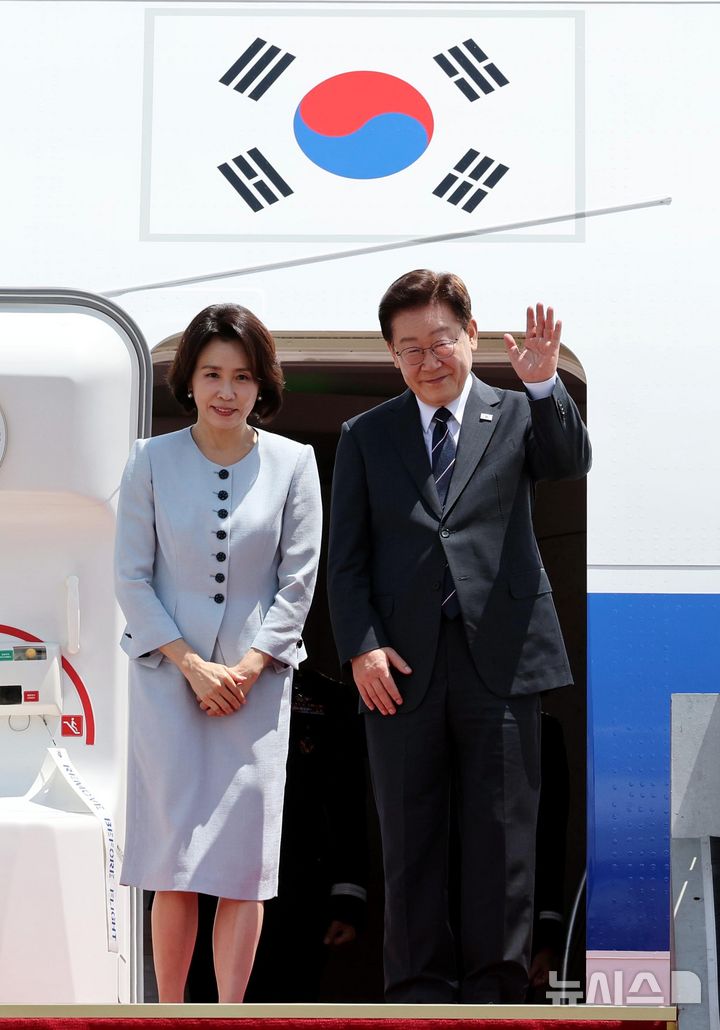 [성남=뉴시스] 김진아 기자 = AI서밋 참석차 샌프란시스코를 방문하는 이재명 대통령과 김혜경 여사가 24일 경기 성남 서울공항에서 공군 1호기에 올라 인사하고 있다. 2026.07.24. bluesoda@newsis.com