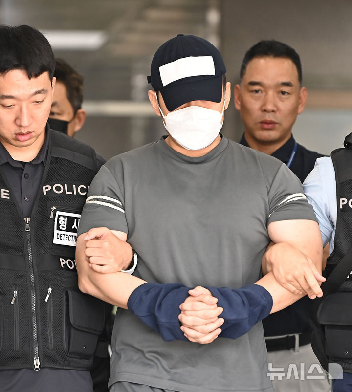 [용인=뉴시스] 김종택 기자 = 수십억 원대 전세사기를 벌인 후 해외로 도주했다가 국내로 강제 송환돼 구속영장이 청구된 검찰 수사관 A씨가 구속 전 피의자 심문(영장실질심사)에 출석하기 위해 24일 경기 용인 동부경찰서 유치장을 나오고 있다. A씨는 경기 화성 동탄신도시 일대 오피스텔 등 70여 채를 보유하면서 전세 계약 기간이 만료된 임차인들에게 보증금을 돌려주지 않은 혐의를 받고 있다. 2026.07.24. jtk@newsis.com