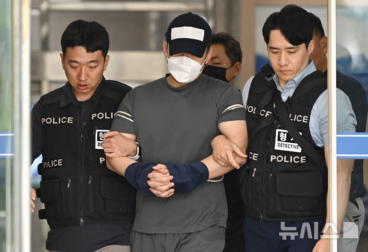 [용인=뉴시스] 김종택 기자 = 수십억 원대 전세사기를 벌인 후 해외로 도주했다가 국내로 강제 송환돼 구속영장이 청구된 검찰 수사관 A씨가 구속 전 피의자 심문(영장실질심사)에 출석하기 위해 24일 경기 용인 동부경찰서 유치장을 나오고 있다. A씨는 경기 화성 동탄신도시 일대 오피스텔 등 70여 채를 보유하면서 전세 계약 기간이 만료된 임차인들에게 보증금을 돌려주지 않은 혐의를 받고 있다. 2026.07.24. jtk@newsis.com