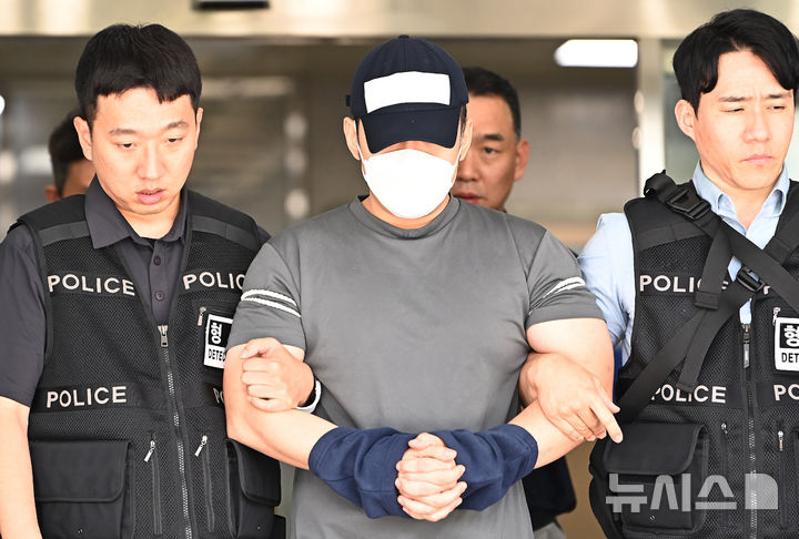 [용인=뉴시스] 김종택 기자 = 수십억 원대 전세사기를 벌인 후 해외로 도주했다가 국내로 강제 송환돼 구속영장이 청구된 검찰 수사관 A씨가 구속 전 피의자 심문(영장실질심사)에 출석하기 위해 24일 경기 용인 동부경찰서 유치장을 나오고 있다. A씨는 경기 화성 동탄신도시 일대 오피스텔 등 70여 채를 보유하면서 전세 계약 기간이 만료된 임차인들에게 보증금을 돌려주지 않은 혐의를 받고 있다. 2026.07.24. jtk@newsis.com
