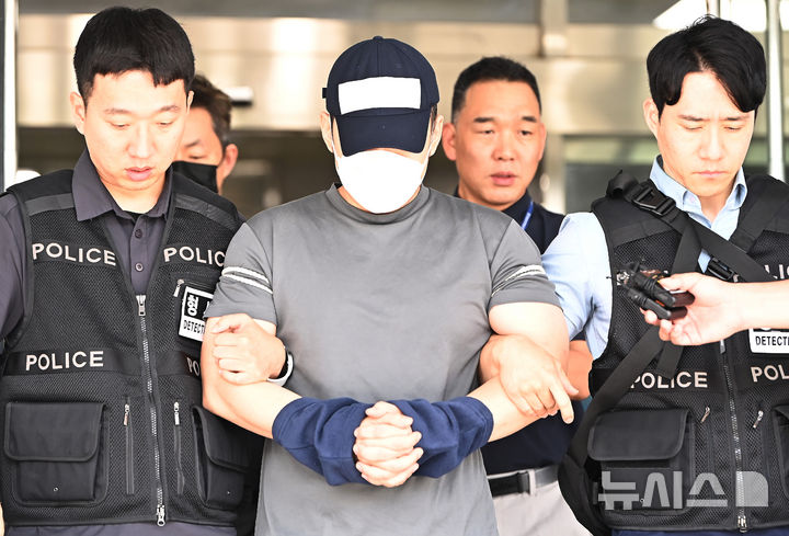 [용인=뉴시스] 김종택 기자 = 수십억 원대 전세사기를 벌인 후 해외로 도주했다가 국내로 강제 송환돼 구속영장이 청구된 검찰 수사관 A씨가 구속 전 피의자 심문(영장실질심사)에 출석하기 위해 24일 경기 용인 동부경찰서 유치장을 나오고 있다.&nbsp; A씨는 경기 화성 동탄신도시 일대 오피스텔 등 70여 채를 보유하면서 전세 계약 기간이 만료된 임차인들에게 보증금을 돌려주지 않은 혐의를 받고 있다. 2026.07.24. jtk@newsis.com