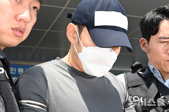 [용인=뉴시스] 김종택 기자 = 수십억 원대 전세사기를 벌인 후 해외로 도주했다가 국내로 강제 송환돼 구속영장이 청구된 검찰 수사관 A씨가 구속 전 피의자 심문(영장실질심사)에 출석하기 위해 24일 경기 용인 동부경찰서 유치장을 나오고 있다. A씨는 경기 화성 동탄신도시 일대 오피스텔 등 70여 채를 보유하면서 전세 계약 기간이 만료된 임차인들에게 보증금을 돌려주지 않은 혐의를 받고 있다. 2026.07.24. jtk@newsis.com