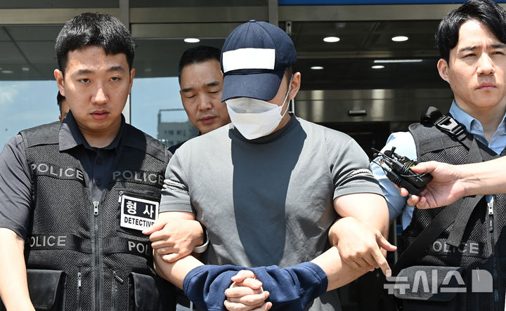 [용인=뉴시스] 김종택 기자 = 수십억 원대 전세사기를 벌인 후 해외로 도주했다가 국내로 강제 송환돼 구속영장이 청구된 검찰 수사관 A씨가 구속 전 피의자 심문(영장실질심사)에 출석하기 위해 24일 경기 용인 동부경찰서 유치장을 나오고 있다. A씨는 경기 화성 동탄신도시 일대 오피스텔 등 70여 채를 보유하면서 전세 계약 기간이 만료된 임차인들에게 보증금을 돌려주지 않은 혐의를 받고 있다. 2026.07.24. jtk@newsis.com