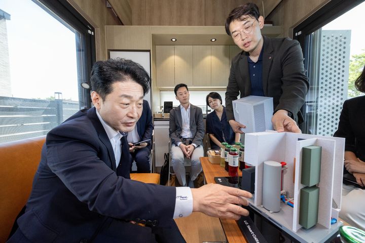 [서울=뉴시스] 이호현 기후에너지환경부 2차관이 24일 LG전자가 만든 AI기반 모듈러주택인 LG스마트코티지가 설치된 전북 김제시 죽산스테이를 방문해 히트펌프 기반 냉·난방 및 환기시스템 적용 현장을 살펴보고 있다. (사진=기후에너지환경부 제공) 2026.07.24. photo@newsis.com *재판매 및 DB 금지