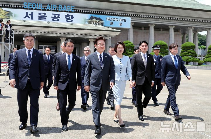 [성남=뉴시스] 김진아 기자 = AI서밋 참석차 샌프란시스코를 방문하는 이재명 대통령과 김혜경 여사가 24일 경기 성남 서울공항에서 공군 1호기로 향하고 있다. 왼쪽부터 윤호중 행정안전부 장관, 한병도 더불어민주당 대표 직무대행 겸 원내대표, 이 대통령, 김 여사, 강훈식 비서실장, 홍익표 정무수석. 2026.07.24. bluesoda@newsis.com