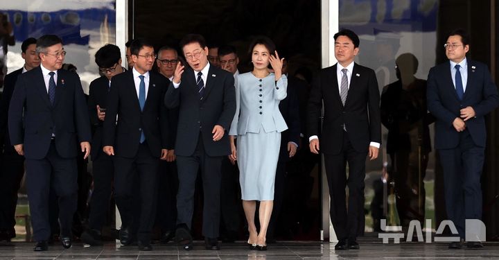 [성남=뉴시스] 김진아 기자 = AI서밋 참석차 샌프란시스코를 방문하는 이재명 대통령과 김혜경 여사가 24일 경기 성남 서울공항에서 공군 1호기로 향하고 있다. 왼쪽부터 윤호중 행정안전부 장관, 한병도 더불어민주당 대표 직무대행 겸 원내대표, 이 대통령, 김 여사, 강훈식 비서실장, 홍익표 정무수석. 2026.07.24. bluesoda@newsis.com