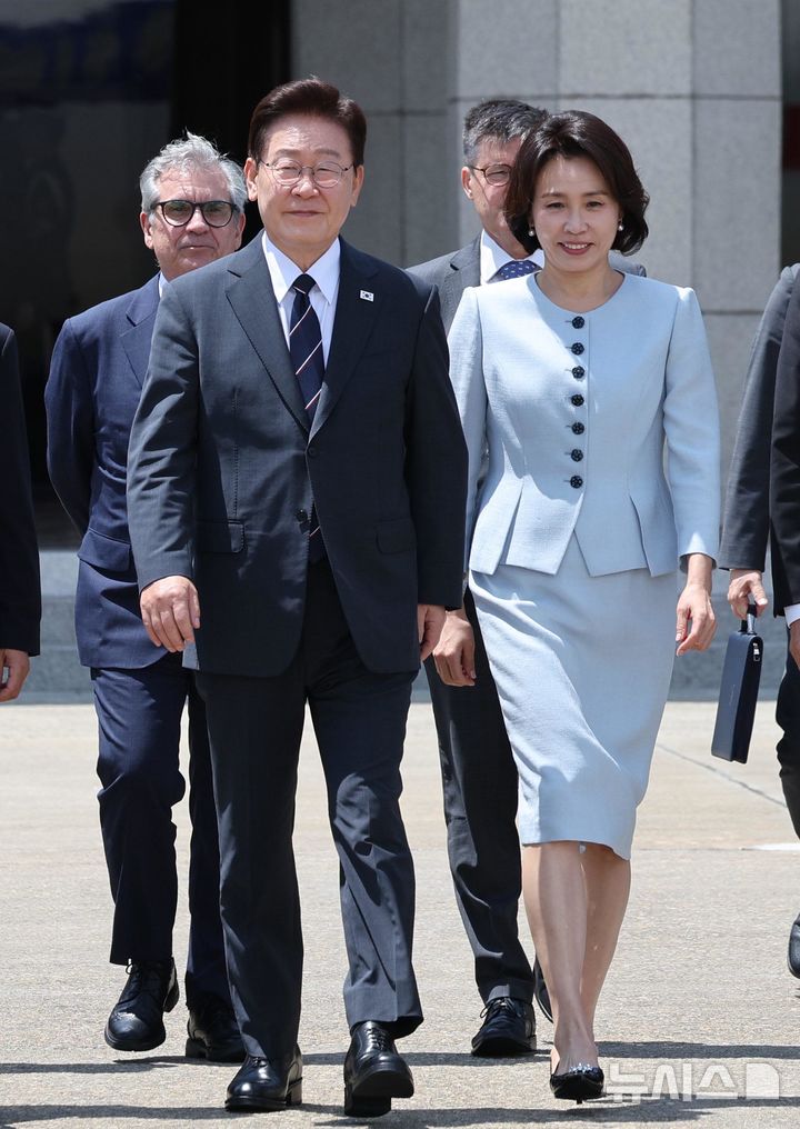 [성남=뉴시스] 김진아 기자 = AI서밋 참석차 샌프란시스코를 방문하는 이재명 대통령과 김혜경 여사가 24일 경기 성남 서울공항에서 공군 1호기로 향하고 있다. 2026.07.24. bluesoda@newsis.com