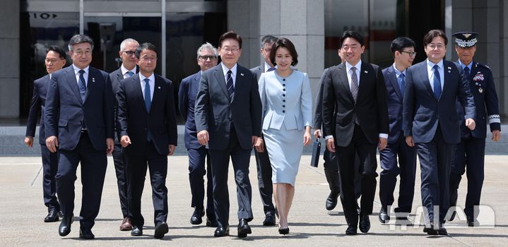 [성남=뉴시스] 김진아 기자 = AI서밋 참석차 샌프란시스코를 방문하는 이재명 대통령과 김혜경 여사가 24일 경기 성남 서울공항에서 공군 1호기로 향하고 있다. 왼쪽부터 윤호중 행정안전부 장관, 한병도 더불어민주당 대표 직무대행 겸 원내대표, 이 대통령, 김 여사, 강훈식 비서실장, 홍익표 정무수석. 2026.07.24. bluesoda@newsis.com