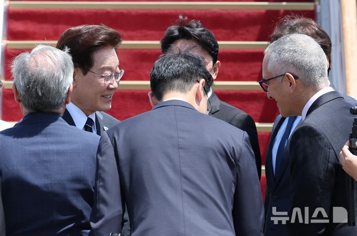 [성남=뉴시스] 김진아 기자 = AI서밋 참석차 샌프란시스코를 방문하는 이재명 대통령이 24일 경기 성남 서울공항에서 공군 1호기에 탑승 전 호메로마이아(오른쪽) 주한브라질대사 대리와 인사하고 있다. 2026.07.24. bluesoda@newsis.com
