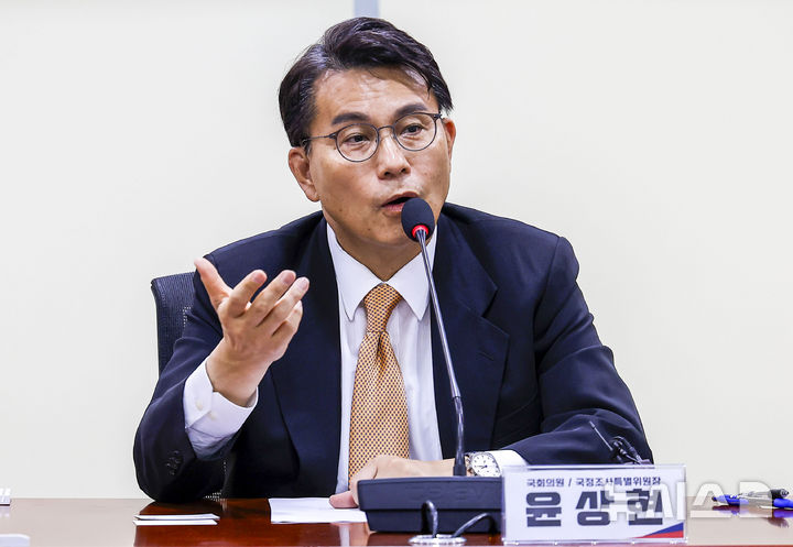 [서울=뉴시스] 정병혁 기자 = 윤상현 국민의힘 의원이 24일 서울 여의도 국회에서 선거제도 및 중앙선거관리위원회 개혁 방안 논의를 위한 주요 청년단체 간담회에서 발언하고 있다. 2026.07.24. jhope@newsis.com