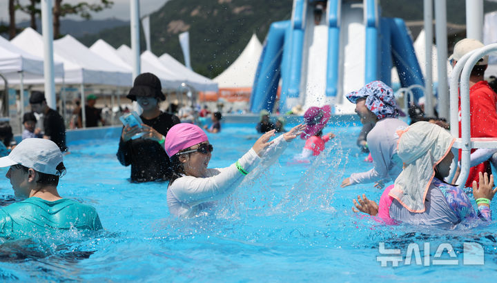 [서울=뉴시스] 조수정 기자 = 장마가 끝나고 폭염이 시작된 24일 오후 서울 종로구 광화문광장 서울썸머비치 수영장에서 어린이들이 물놀이를 하며 더위를 식히고 있다. 2026.07.24. chocrystal@newsis.com