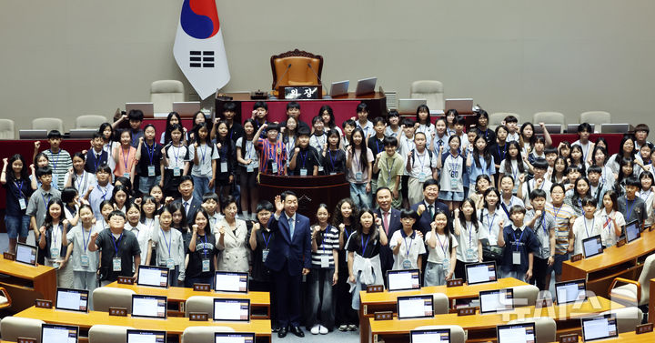 [서울=뉴시스] 최진석 기자 = 조정식 국회의장이 24일 여의도 국회 본회의장에서 '제22회 대한민국어린이국회'에 참가한 어린이의원들과 기념촬영하고 있다. 2026.07.24. myjs@newsis.com
