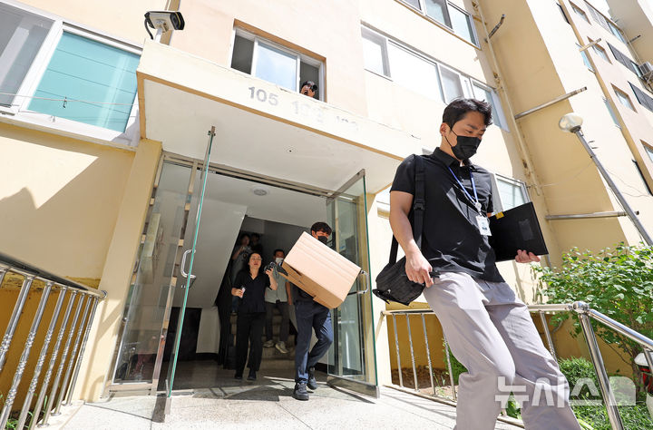 [경산=뉴시스] 이무열 기자 = 24일 경북 경산시 사동의 한 아파트 관리사무소 방화 폭발 화재 사건을 수사하는 경북 경찰청 직원들이 피의자 A(70대)씨 주거지에 대한 압수수색을 마친 뒤 이동하고 있다. lmy@newsis.com
