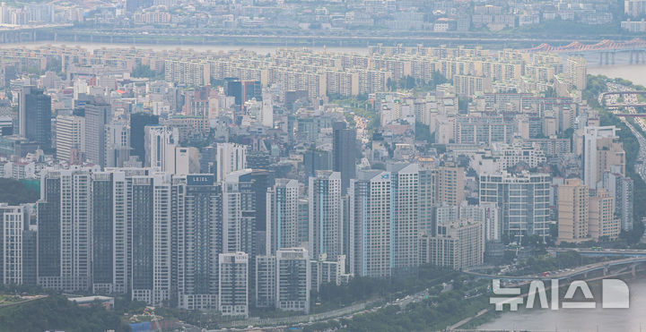 [서울=뉴시스] 권창회 기자 = 이재명 대통령이 23일 열린 부동산 대토론회에서 보유세 강화를 시사하면서 7월 말~8월 초로 예정된 정부의 세제개편안 발표에 이목이 쏠리고 있다. 정부는 이번 부동산 세제개편에서 보유세를 현재보다 강화하고 '똘똘한 한채'에 대한 세제 혜택을 축소할 것으로 예상된다.24일 서울 송파구 롯데월드타워 서울스카이에서 아파트 단지 등 주거 지역이 내려다보이고 있다. 2026.07.24. kch0523@newsis.com