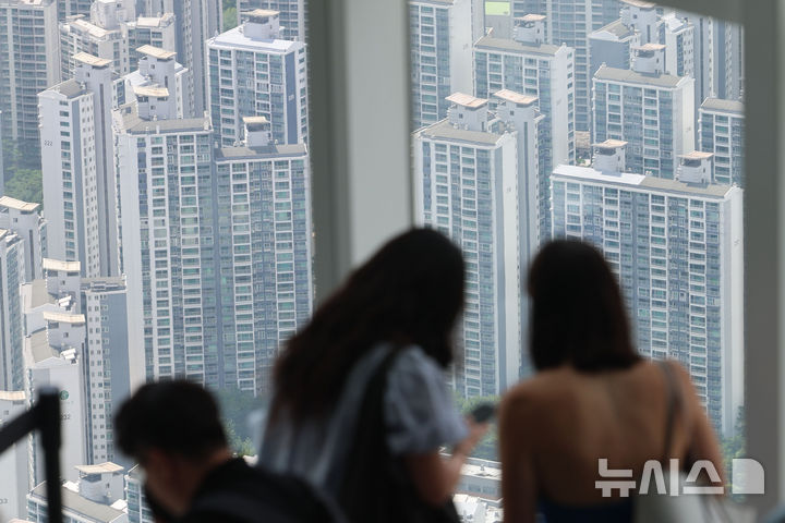 [서울=뉴시스] 권창회 기자 = 이재명 대통령이 23일 열린 부동산 대토론회에서 보유세 강화를 시사하면서 7월 말~8월 초로 예정된 정부의 세제개편안 발표에 이목이 쏠리고 있다. 정부는 이번 부동산 세제개편에서 보유세를 현재보다 강화하고 '똘똘한 한채'에 대한 세제 혜택을 축소할 것으로 예상된다.24일 서울 송파구 롯데월드타워 서울스카이에서 아파트 단지 등 주거 지역이 내려다보이고 있다. 2026.07.24. kch0523@newsis.com