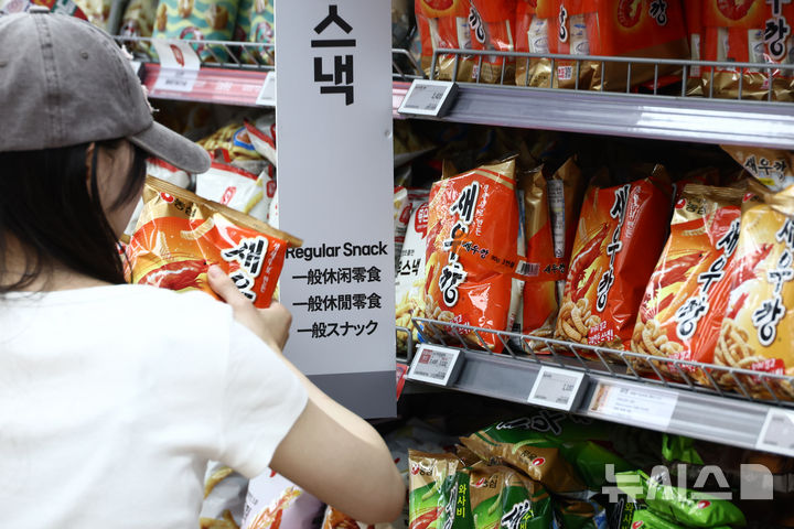[서울=뉴시스] 고승민 기자 = 농심이 내달부터 주요 용기라면과 스낵제품 출고가격을 각각 평균 6%, 5.5% 올린다고 밝힌 24일 서울의 한 대형마트에 새우깡 등 농심 과자 제품이 진열돼 있다. 2026.07.24. kkssmm99@newsis.com