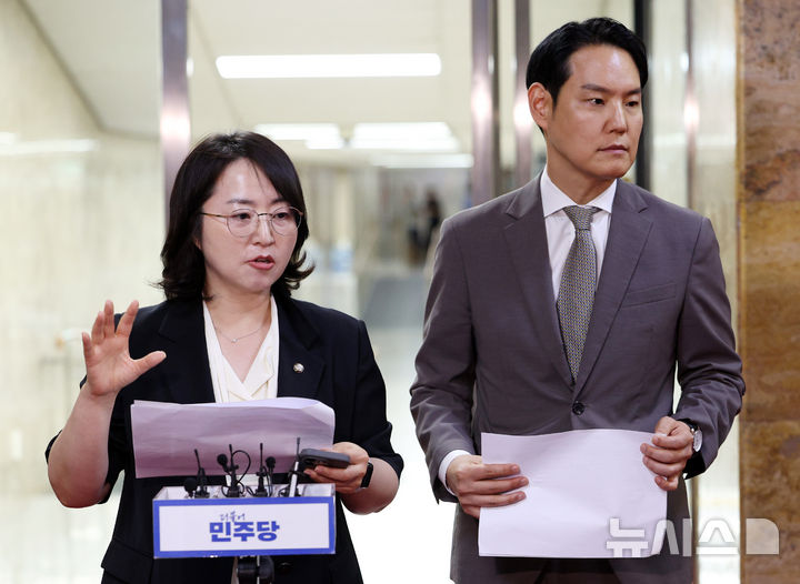 [서울=뉴시스] 고범준 기자 = 이주희 더불어민주당 원내대변인이 24일 서울 여의도 국회에서 열린 비공개 의원총회를 마치고 발언하고 있다. 오른쪽은 김한규 더불어민주당 원내정책수석부대표. 2026.07.24. bjko@newsis.com