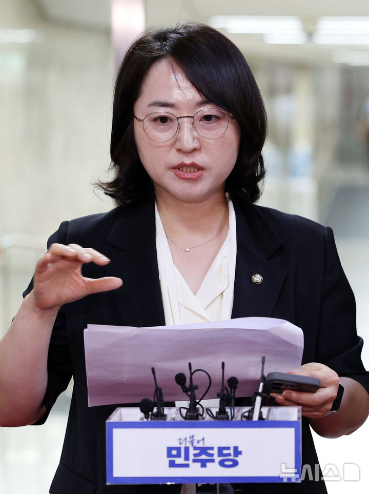 [서울=뉴시스] 고범준 기자 = 이주희 더불어민주당 원내대변인이 24일 서울 여의도 국회에서 열린 비공개 의원총회를 마치고 발언하고 있다. 2026.07.24. bjko@newsis.com