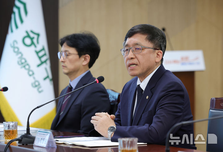 서울=뉴시스] 홍효식 기자 = 강동완(오른쪽) 중앙선거관리위원회 사무차장이 24일 서울 송파구청을 찾아 6.3 지방선거 투표 중단 사태와 관련해 사과한 뒤 발언하고 있다. 2026.07.24. yesphoto@newsis.com