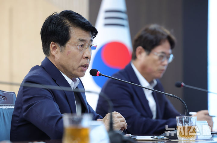 서울=뉴시스] 홍효식 기자 = 서강석(왼쪽) 송파구청장이 24일 서울 송파구청에서 6.3 지방선거 투표 중단 사태와 관련해 방문한 강동완 중앙선거관리위원회 사무차장과의 접견에서 발언하고 있다. 2026.07.24. yesphoto@newsis.com