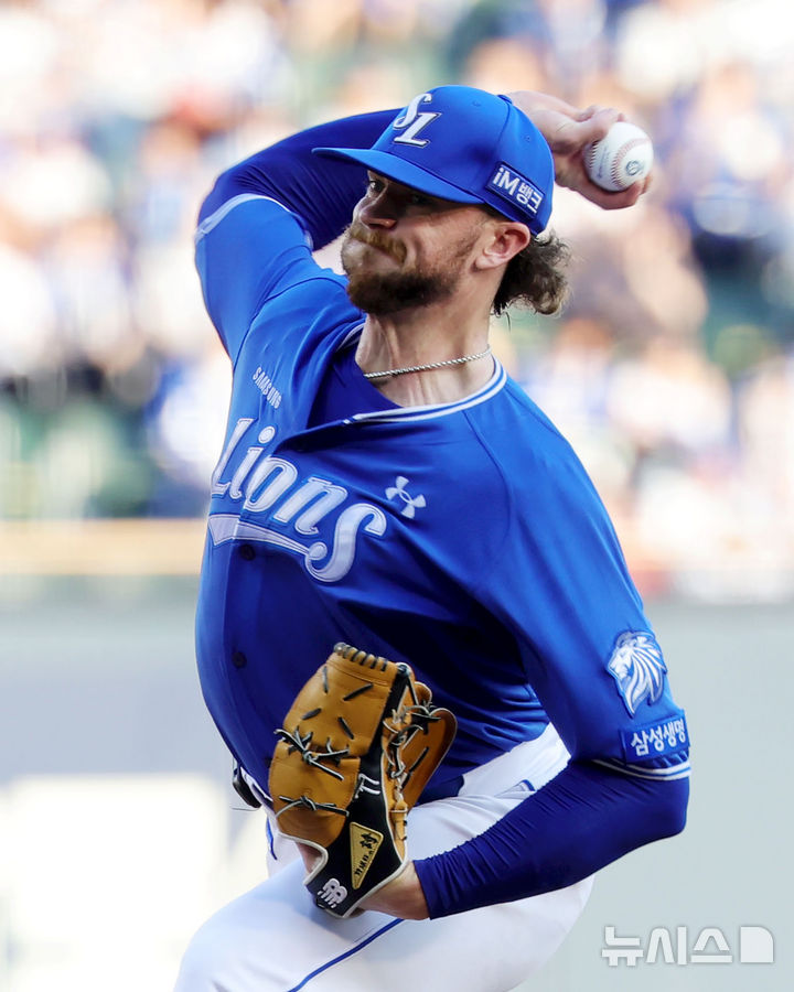 [서울=뉴시스] 홍효식 기자 = 24일 서울 송파구 잠실야구장에서 열린 2026 KBO 리그 삼성 라이온즈와 두산 베어스의 경기, 1회말 삼성 선발투수 페덱이 공을 던지고 있다. 2026.07.24. yesphoto@newsis.com