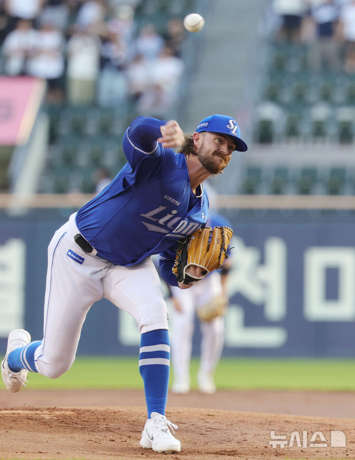 [서울=뉴시스] 홍효식 기자 = 24일 서울 송파구 잠실야구장에서 열린 2026 KBO 리그 삼성 라이온즈와 두산 베어스의 경기, 1회말 삼성 선발투수 페덱이 공을 던지고 있다. 2026.07.24. yesphoto@newsis.com