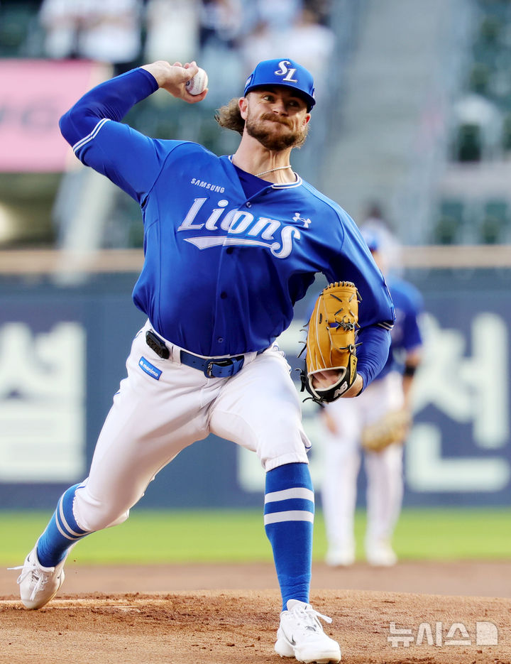 [서울=뉴시스] 홍효식 기자 = 24일 서울 송파구 잠실야구장에서 열린 2026 KBO 리그 삼성 라이온즈와 두산 베어스의 경기, 1회말 삼성 선발투수 페덱이 공을 던지고 있다. 2026.07.24. yesphoto@newsis.com