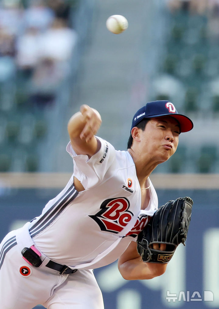 [서울=뉴시스] 홍효식 기자 = 24일 서울 송파구 잠실야구장에서 열린 2026 KBO 리그 삼성 라이온즈와 두산 베어스의 경기, 1회초 두산 선발투수 최민석 공을 던지고 있다. 2026.07.24. yesphoto@newsis.com