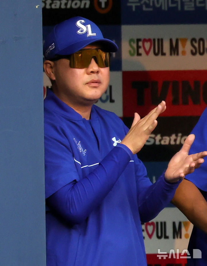 [서울=뉴시스] 홍효식 기자 = 24일 서울 송파구 잠실야구장에서 열린 2026 KBO 리그 삼성 라이온즈와 두산 베어스의 경기, 삼성 박진만 감독이 3회초 1사 만루 삼성 최형우의 2타점 때 박수치고 있다. 2026.07.24. yesphoto@newsis.com