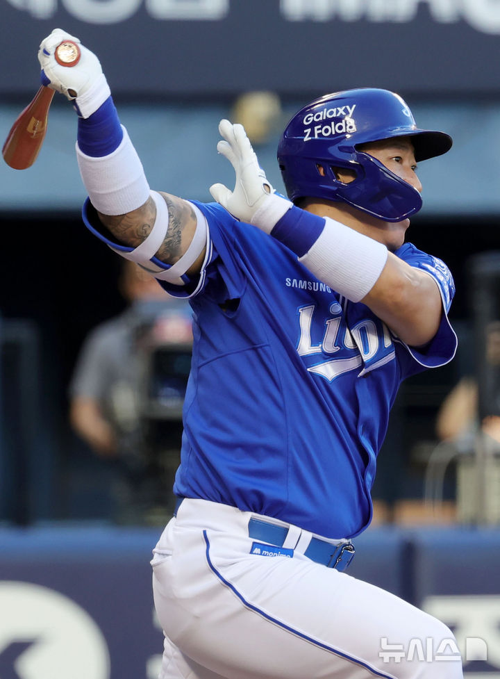 [서울=뉴시스] 홍효식 기자 = 24일 서울 송파구 잠실야구장에서 열린 2026 KBO 리그 삼성 라이온즈와 두산 베어스의 경기, 3회초 1사 만루 삼성 최형우가 2타점 1루타를 치고 있다. 2026.07.24. yesphoto@newsis.com
