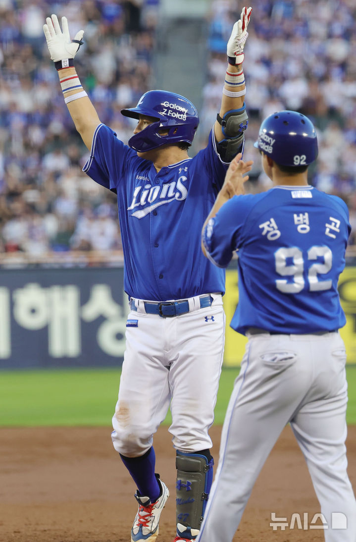 [서울=뉴시스] 홍효식 기자 = 24일 서울 송파구 잠실야구장에서 열린 2026 KBO 리그 삼성 라이온즈와 두산 베어스의 경기, 3회초 2사 만루 삼성 강민호가 2타점 적시타를 친 뒤 기뻐하고 있다. 2026.07.24. yesphoto@newsis.com