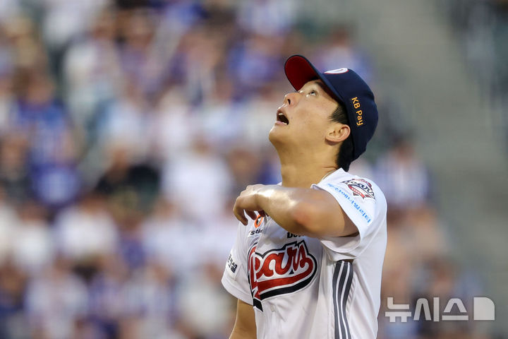 [서울=뉴시스] 홍효식 기자 = 24일 서울 송파구 잠실야구장에서 열린 2026 KBO 리그 삼성 라이온즈와 두산 베어스의 경기, 3회초 두산 선발투수 최민석이 허공을 바라보고 있다. 2026.07.24. yesphoto@newsis.com