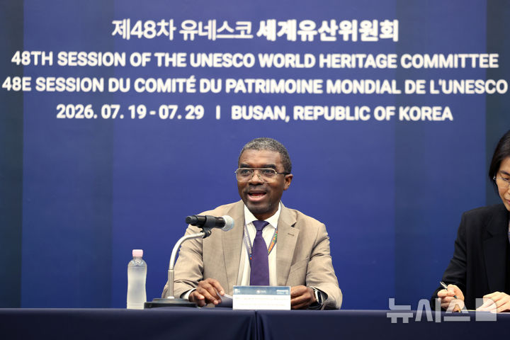 [부산=뉴시스] 박진희 기자 = 라자르 엘룬두 아소모(Lazare Eloundou Assomo) 유네스코 세계유산센터장이 제48차 유네스코 세계유산위원회가 열리는 24일 부산 벡스코에서 인터뷰를 하고 있다. 2026.07.24. pak7130@newsis.com
