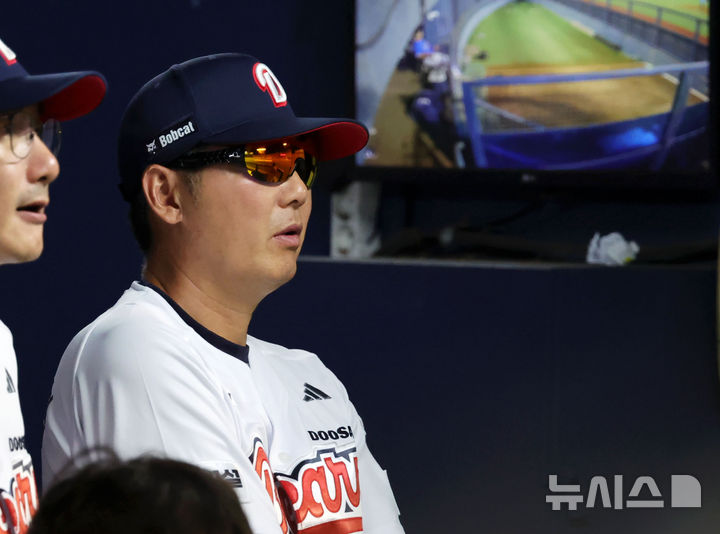 [서울=뉴시스] 홍효식 기자 = 24일 서울 송파구 잠실야구장에서 열린 2026 KBO 리그 삼성 라이온즈와 두산 베어스의 경기, 두산 김원형 감독이 경기를 지켜보고 있다. 2026.07.24. yesphoto@newsis.com