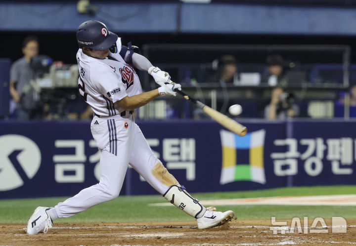 [서울=뉴시스] 홍효식 기자 = 24일 서울 송파구 잠실야구장에서 열린 2026 KBO 리그 삼성 라이온즈와 두산 베어스의 경기, 8회말 2사 1,3루 두산 김대한이 1타점 1루타를 치고 있다. 2026.07.24. yesphoto@newsis.com