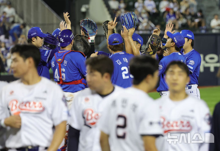 [서울=뉴시스] 홍효식 기자 = 24일 서울 송파구 잠실야구장에서 열린 2026 KBO 리그 삼성 라이온즈와 두산 베어스의 경기, 15-4로 승리한 삼성 선수들이 기뻐하고 있다. 2026.07.24. yesphoto@newsis.com