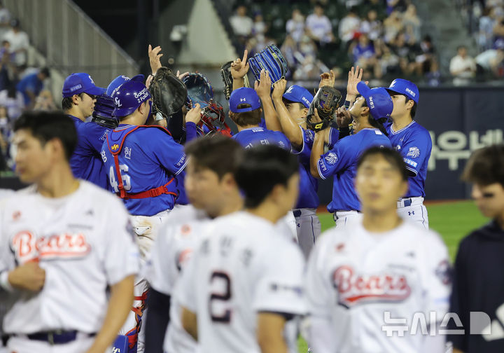 [서울=뉴시스] 홍효식 기자 = 24일 서울 송파구 잠실야구장에서 열린 2026 KBO 리그 삼성 라이온즈와 두산 베어스의 경기, 15-4로 승리한 삼성 선수들이 기뻐하고 있다. 2026.07.24. yesphoto@newsis.com
