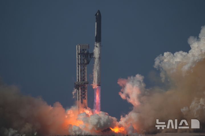 [AP/뉴시스]스페이스X의 스타십 로켓이 24일(현지시각) 미국 텍사스 남부 발사 기지에서 발사되고 있다. 2026.7.25. 