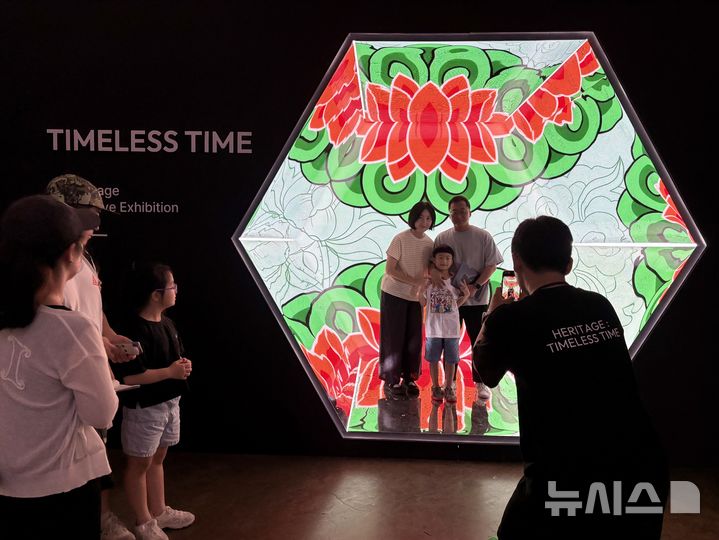 [부산=뉴시스] 한이재 기자 = 24일 제48차 유네스코 세계유산위원회 개최국 공식전시관인 대한민국관을 찾은 관람객들이 보인다. 2026.07.25. nowone@newsis.com
