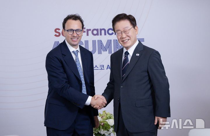 [샌프란시스코=뉴시스] 김진아 기자 = 이재명 대통령이 24일(현지 시간) 미국 샌프란시스코 한 호텔에서 다리오 아모데이 앤트로픽 CEO와 면담에 앞서 인사를 나누고 있다. 2026.07.25. bluesoda@newsis.com
