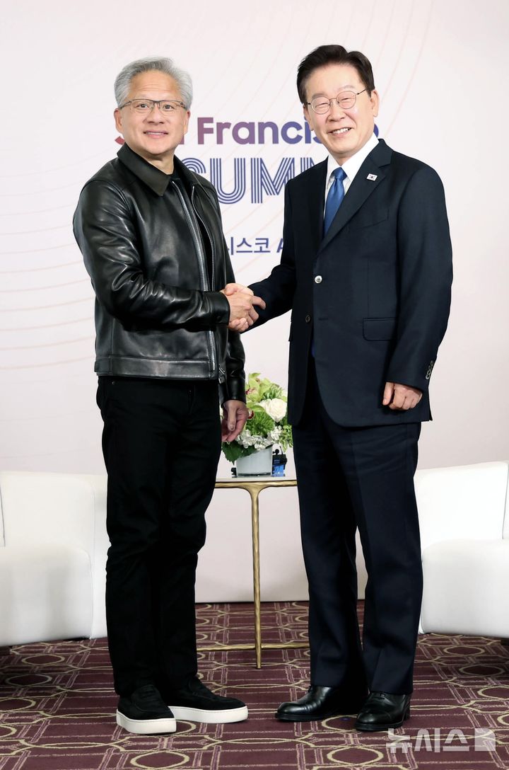 [샌프란시스코=뉴시스] 김진아 기자 = 이재명 대통령이 24일(현지 시간) 미국 샌프란시스코 한 호텔에서 젠슨 황 엔비디아 CEO와 면담에 앞서 인사를 나누고 있다. 2026.07.25. bluesoda@newsis.com