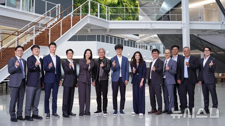 [서울=뉴시스] 이해진 네이버 이사회 의장(왼쪽부터 7번째), 최수연 네이버 대표(왼쪽에서 5번째), 김유원 네이버 최고재무책임자(CFO, 왼쪽에서 4번째), 김유원 네이버클라우드 대표(왼쪽에서 9번째) 등이 24일(현지 시간) 미 캘리포니아주 엔비디아 엔데버 빌딩 로비에서 젠슨 황 엔비디아 최고경영자(CEO, 왼쪽에서 6번째) 등과 기념사진을 촬영하고 있다. 2026.07.25. (사진=엔비디아 제공)
