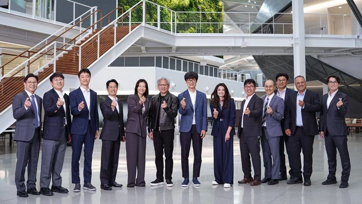 [서울=뉴시스] 미국 캘리포니아주 산타클라라에 위치한 엔비디아 엔데버 빌딩 로비에서 젠슨 황 엔비디아 CEO와 네이버 이해진 의장이 양사 관계자들과 함께 기념사진을 촬영하고 있다. (사진=엔비디아 제공) 2026.07.25. photo@newsis.com *재판매 및 DB 금지