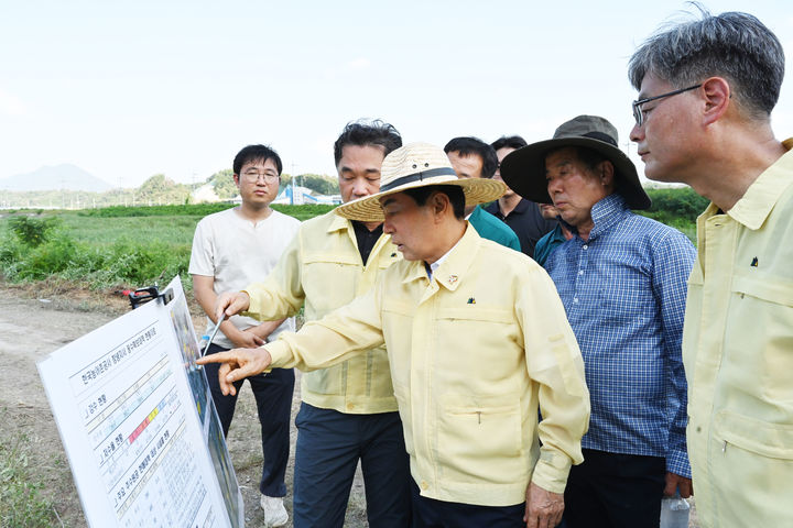 [창녕=뉴시스] 성낙인 군수가 가뭄 대처 현장을 점검하고 있다. (사진= 창녕군 제공) 2026.07.25. photo@newsis.com *재판매 및 DB 금지