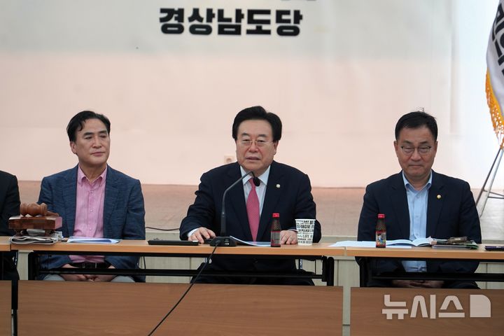 [창원=뉴시스]국민의힘 박상웅(가운데) 의원이 24일 오후 경남도당 5층 대회의실에서 열린 제7차 운영위원회의를 통해 신임 도당 위원장으로 선출된 후 인사말을 하고 있다.(사진=박상웅 의원 제공) 2026.07.25. photo@newsis.com