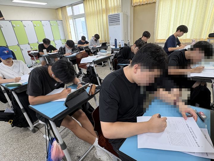 청주의 한 고등학교 학생들이 수능 모의 평가 문제를 풀고 있다. *재판매 및 DB 금지