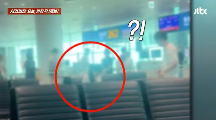 [서울=뉴시스] 지난 24일 JTBC '사건반장'에서 공개된 영상에는 인천국제공항 보안 구역 내 탑승구 앞에서 한 여성이 주변을 살핀 뒤 전자담배를 피우는 모습이 담겼다. (사진=JTBC '사건반장' 캡처)