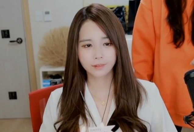 [서울=뉴시스] '1세대 인터넷방송 진행자(BJ)'로 과거 유명세를 얻었던 김이브(본명 김소진)가 유튜브 라이브 방송을 재개했다. (사진=김이브 인스타그램 캡처)
