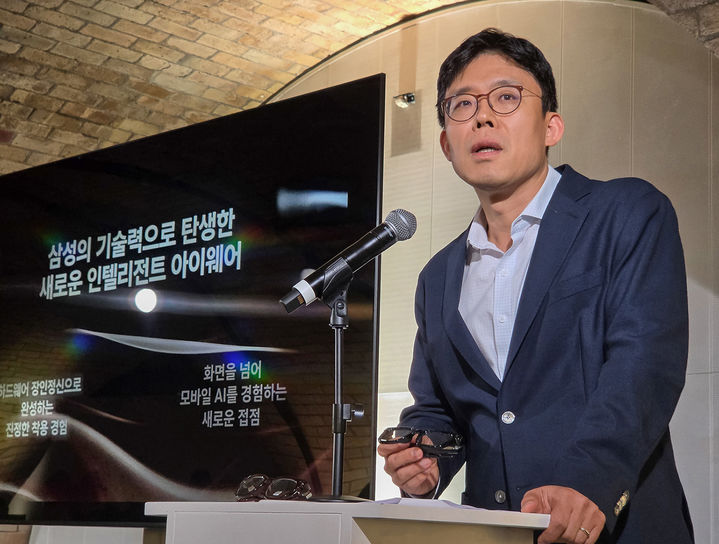 [런던=뉴시스] 최재인 삼성전자 MX사업부 XR 개발팀장(부사장)이 23일(현지 시간) 영국 런던 올드 빌링스게이트에서 진행된 브리핑에서 모바일 AI의 차세대 인터페이스인 AI 글래스에 대해 발표하고 있다. (사진=삼성 제공) 2026.07.25. photo@newsis.com *재판매 및 DB 금지