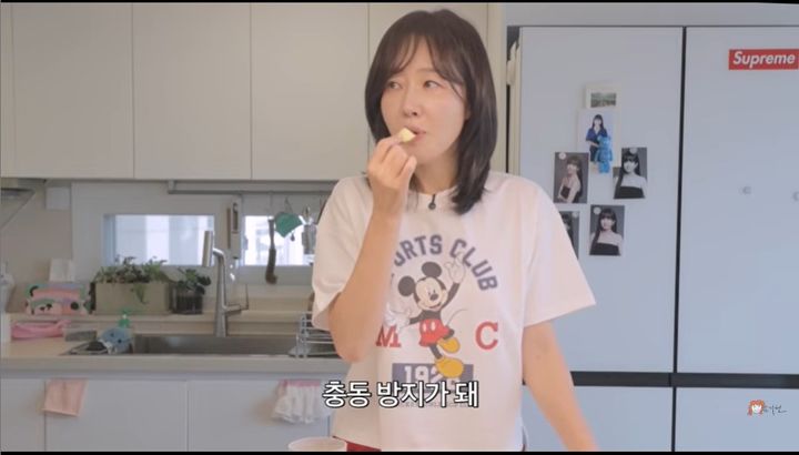 [서울=뉴시스] 배우 엄지원이 자신의 유튜브 채널에서 사워도우 빵과 아보카도, 사과를 활용한 아침 식단을 준비하고 있다. (사진=유튜브 채널 '엄지원 Umjeewon' 캡처)